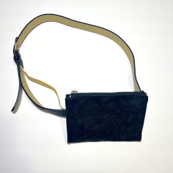Stone Mountain USA Black Embossed Leather Belted Bag Fanny Pack Sz Medium - Picture 2 of 7